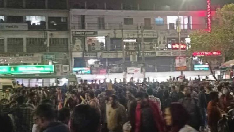 সাইন্সল্যাব অবরোধ করল সাত কলেজের শিক্ষার্থীরা, পাঁচ দাবি